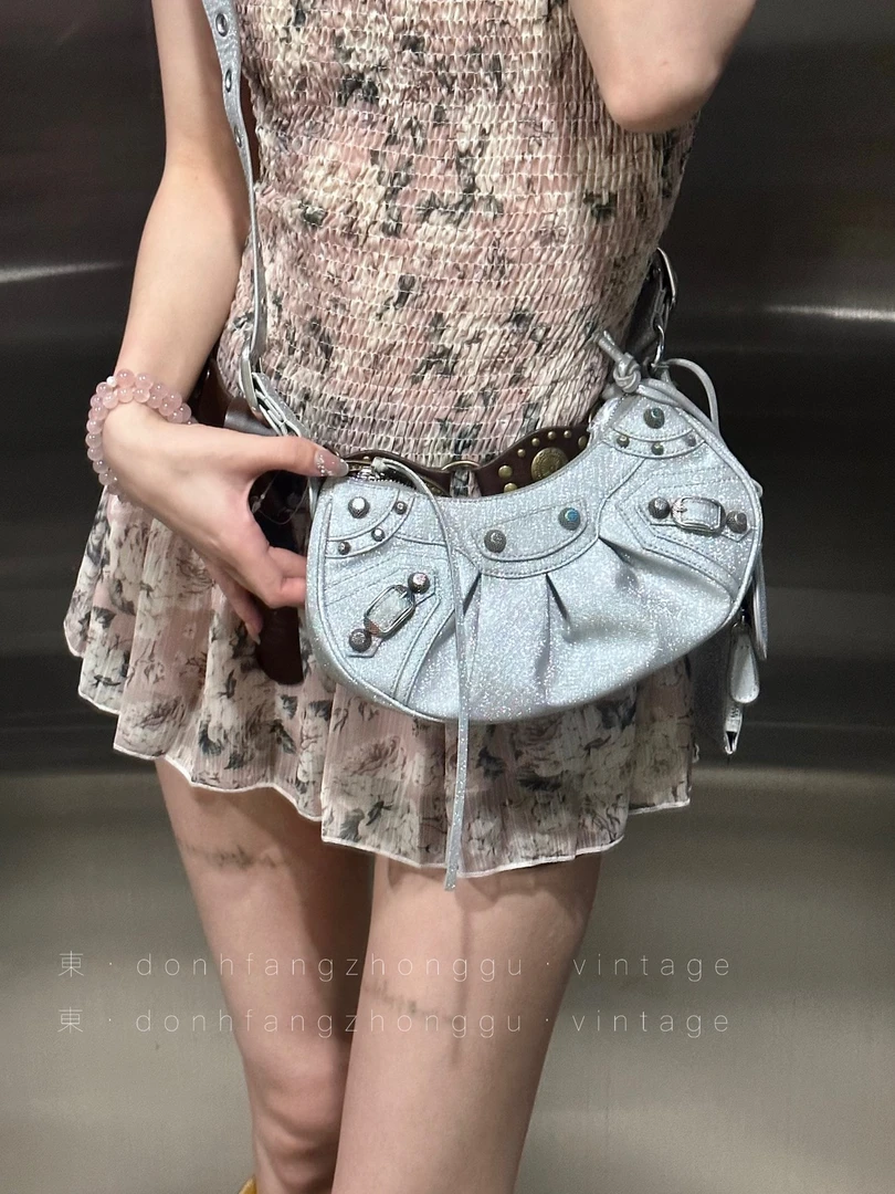 95新 Balenciaga/巴黎世家 巴黎世家 银色月牙机车斜挎包K