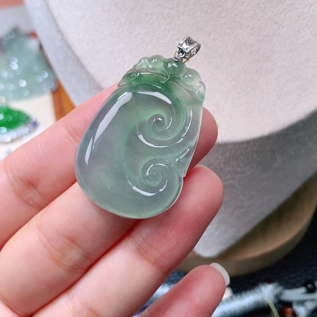 颈饰18K金镶嵌翡翠如意