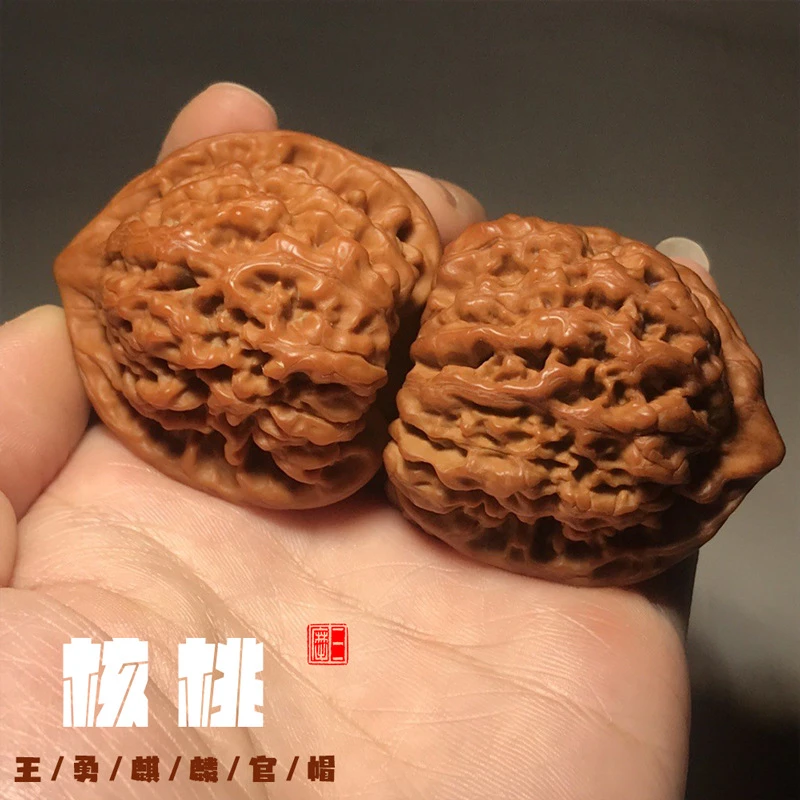 精品高抛核桃麒麟纹大官帽四座楼狮子头原色精配对手把件文玩