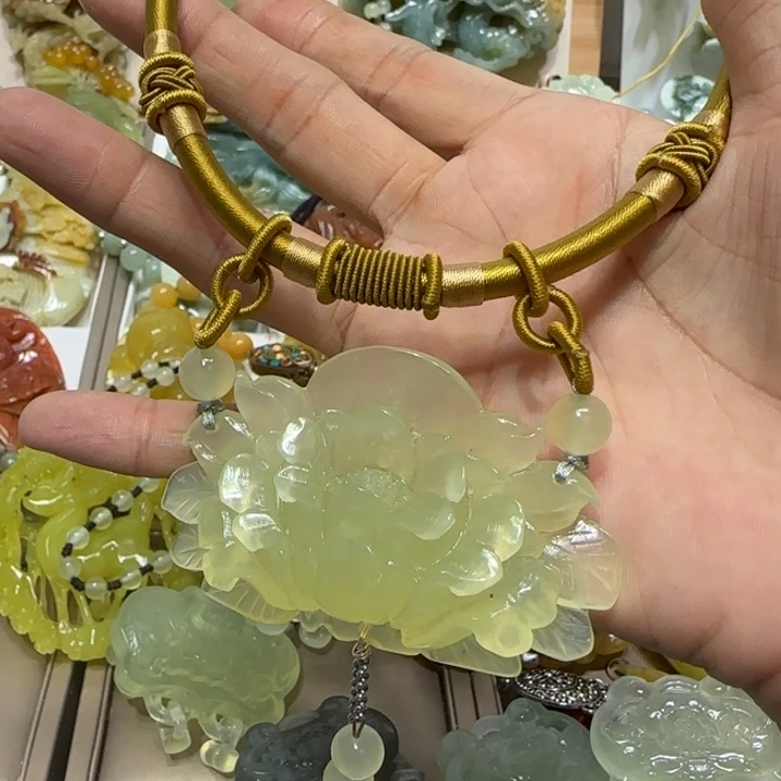 蛇纹石玉吊坠未镶嵌