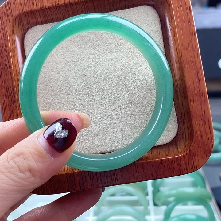 石英质玉致过往未镶嵌致***。