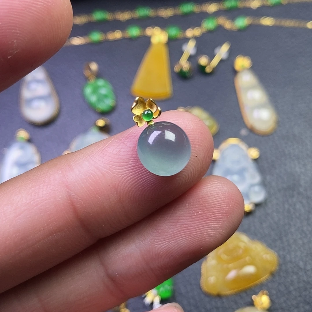 颈饰18K金镶嵌翡翠