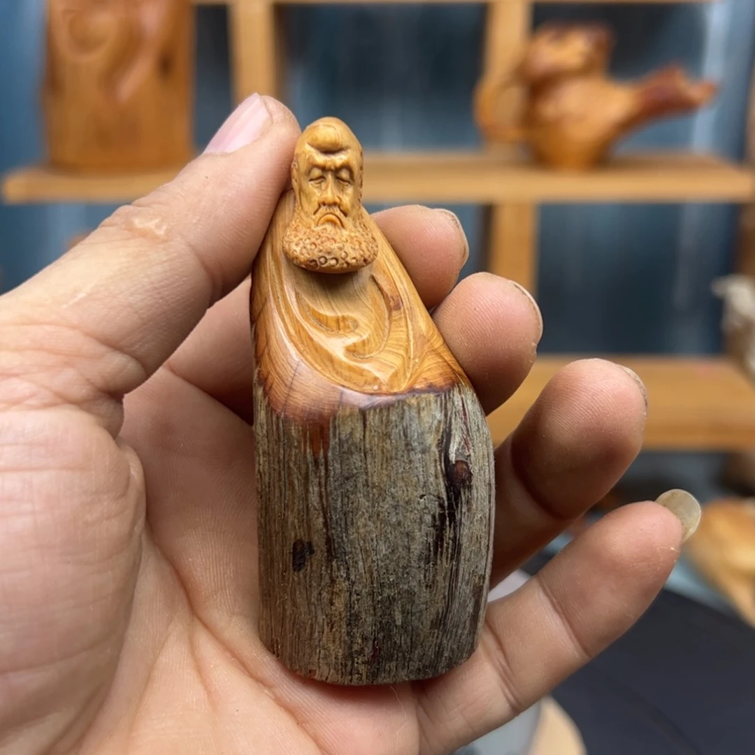 木陪***着崖柏木摆件手把件