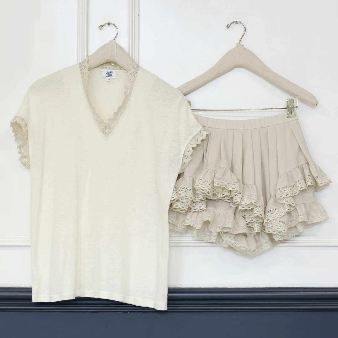 【壁虎姐】GECKO2025夏季新款 杏色V领蕾丝薄T恤 松紧腰半裙套装