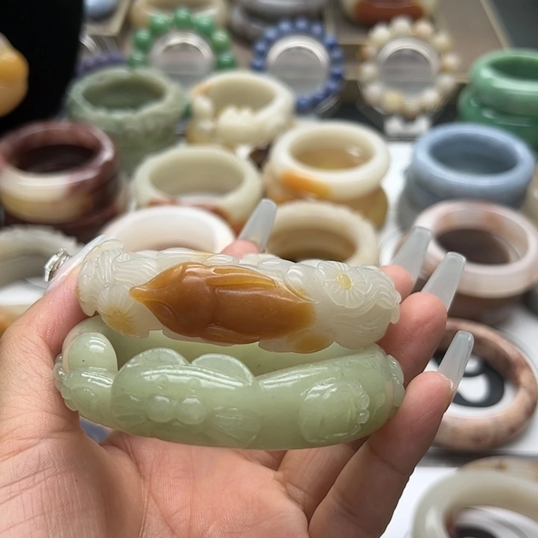 【闪购商品】石英质玉手镯未镶嵌潘*拉