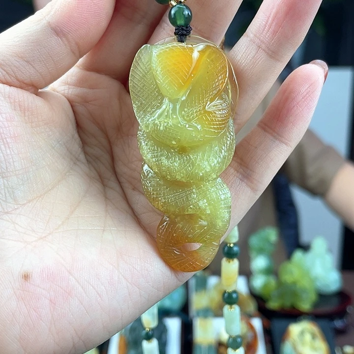 蛇纹石玉颈饰未镶嵌