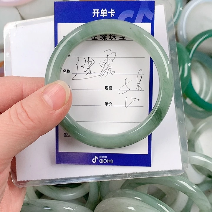 石英质玉手镯未镶嵌谜*