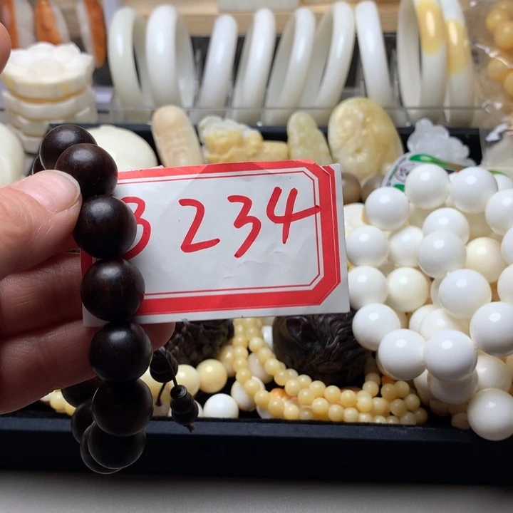 大果紫檀（缅甸花梨）234。1.8白12颗
