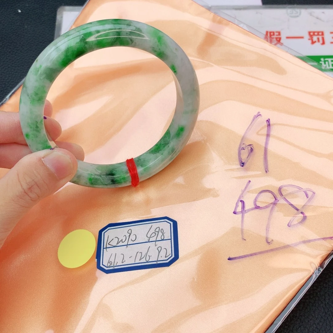 翡翠手镯未镶嵌翡翠