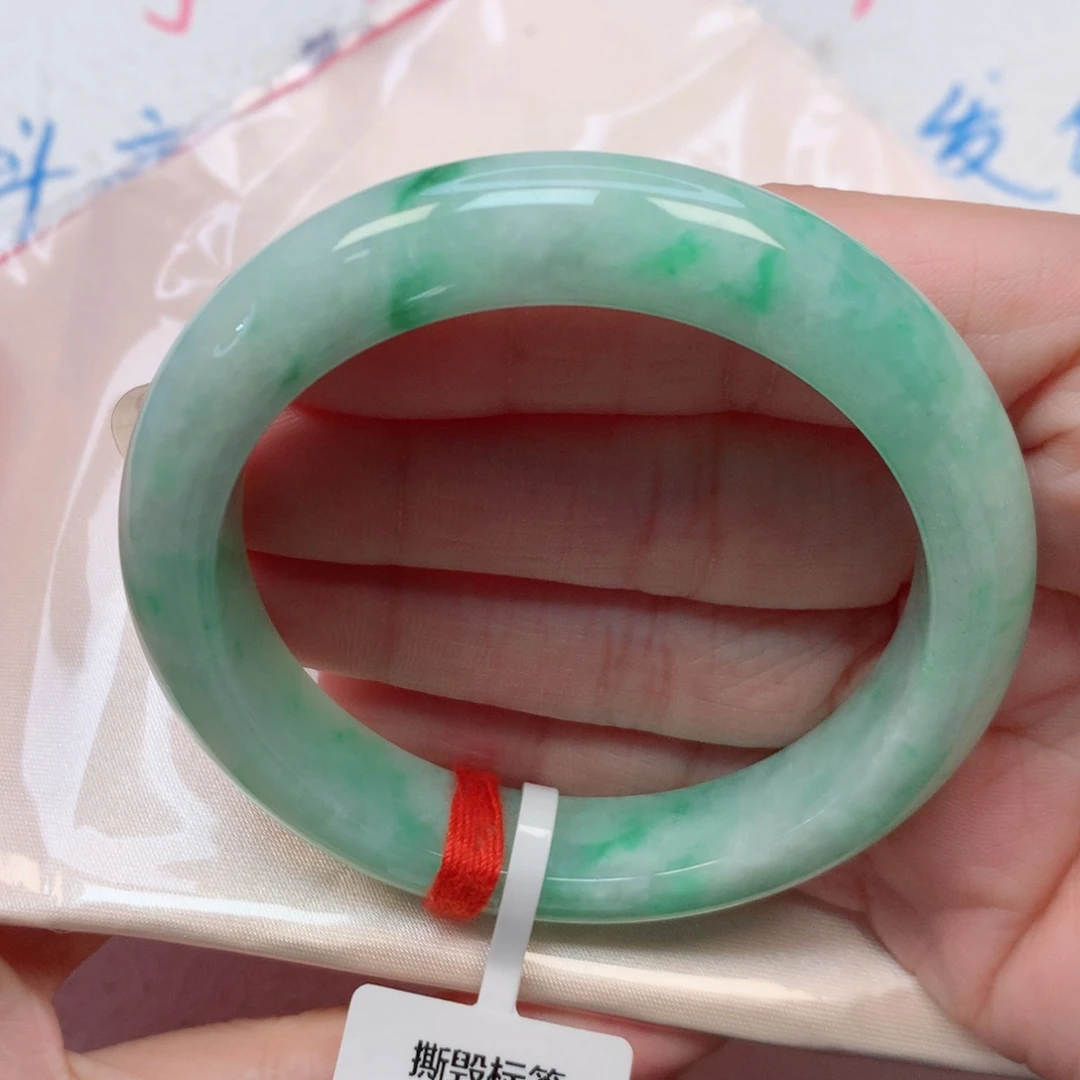 翡翠手镯未镶嵌55圈