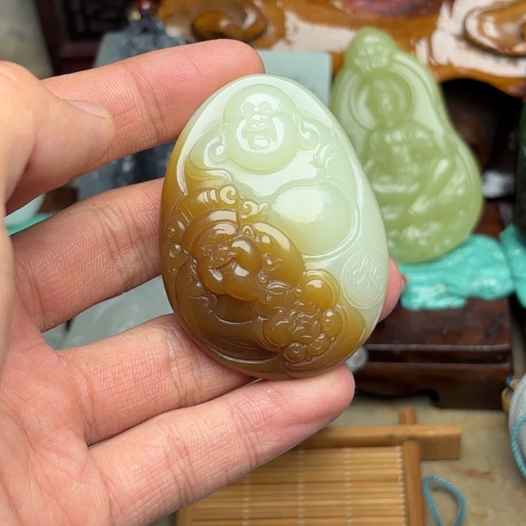 月***侠和田玉未镶嵌颈饰