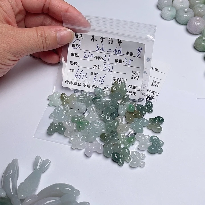 孙***帘翡翠未镶嵌颈饰翡翠等翡翠饰品