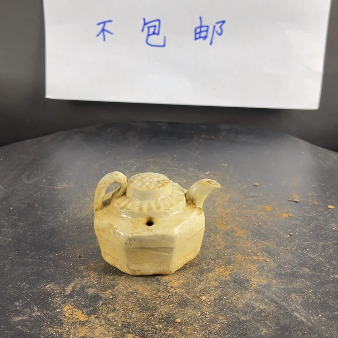 罐漂亮的小瓷器和