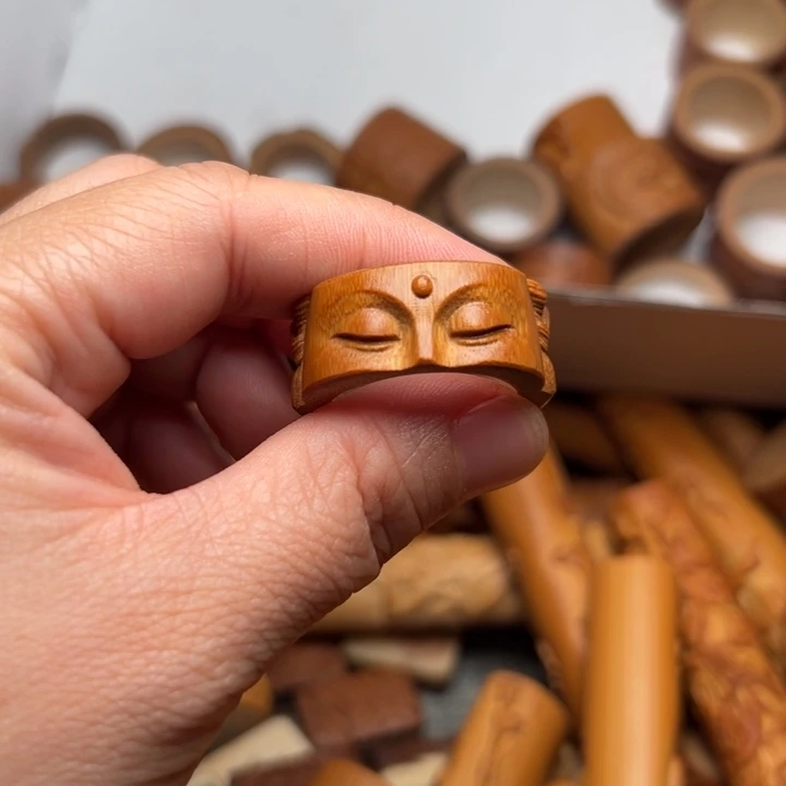 磊***实心竹雕刻手把件