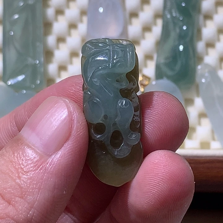 翡翠未镶嵌颈饰貔貅