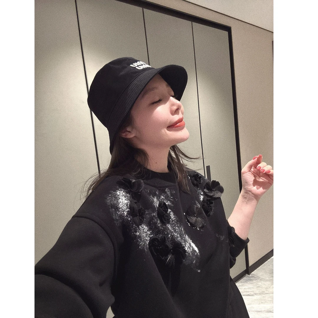 BETTERJOELAY -【水墨花】时尚圆领套头百搭卫衣少女风Z7410