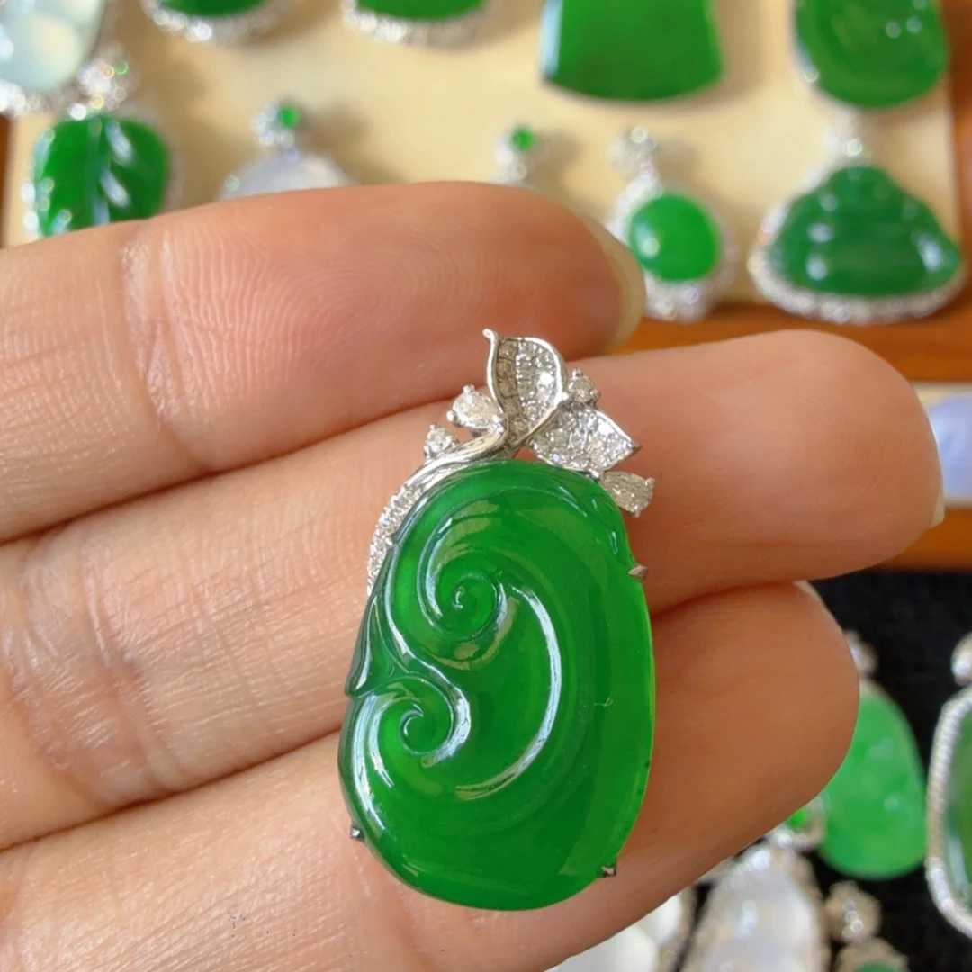 翡翠18K金镶嵌颈饰吊坠