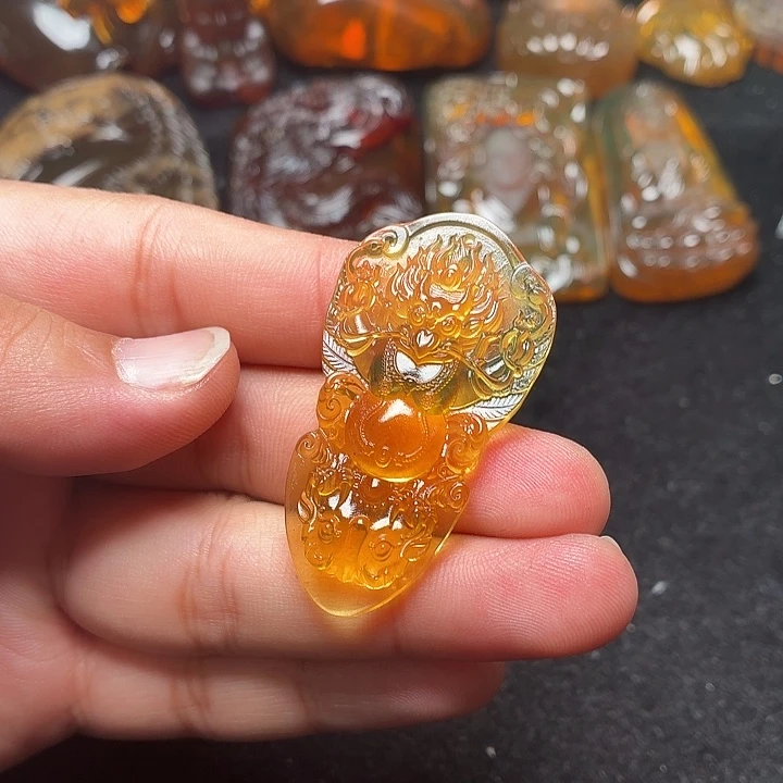 琥珀未镶嵌颈饰129