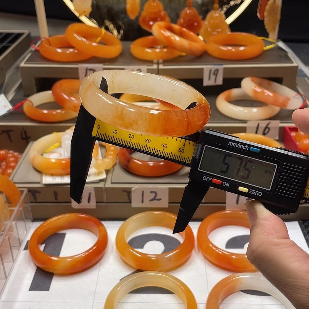 未镶嵌石英质玉（黄龙玉）手镯