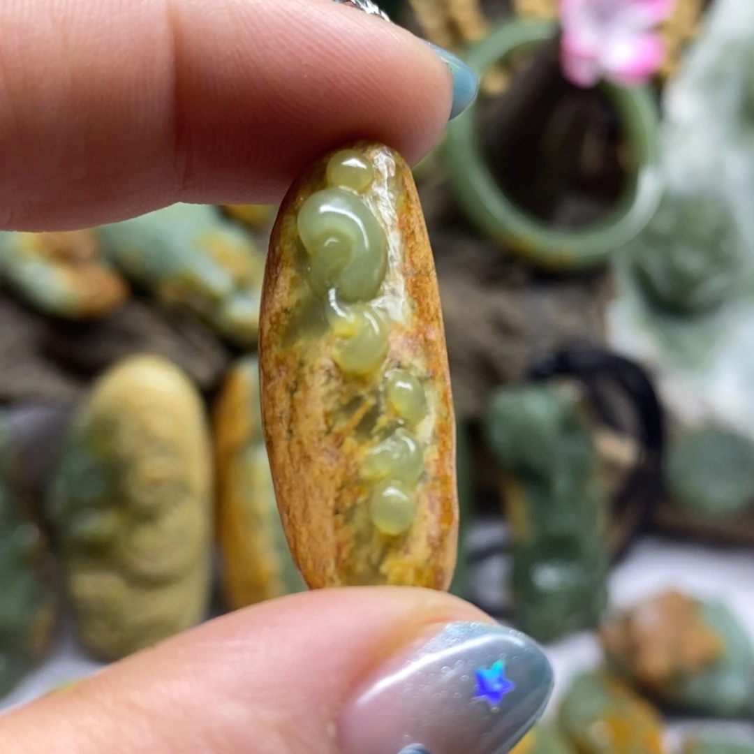 岫岩河磨玉（透闪石质玉）河磨玉。蘑菇挂件未镶嵌