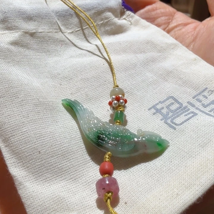 翡翠未镶嵌颈饰喜鹊