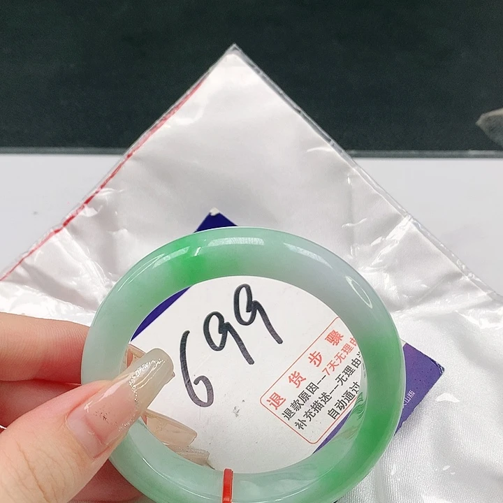 翡翠手镯未镶嵌明**好翡翠手镯