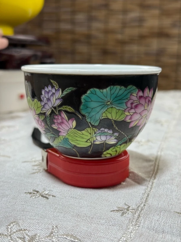 黑底莲花粉彩小杯