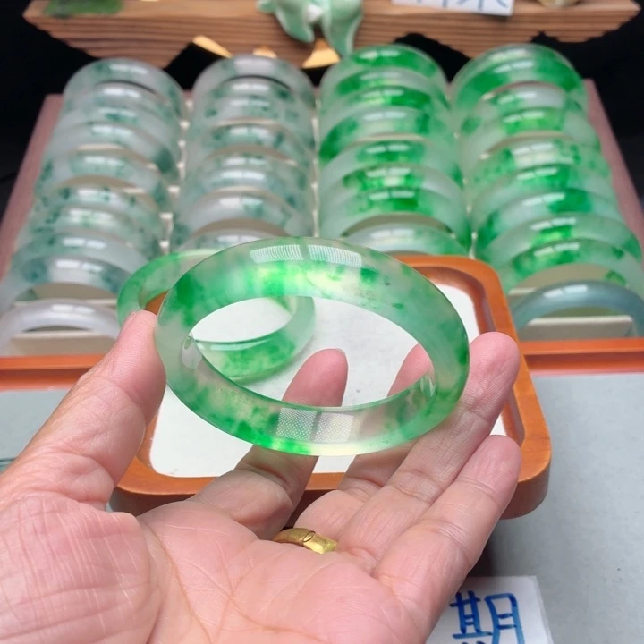 淡***笑石英质玉未镶嵌手镯