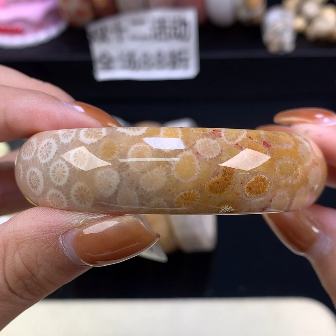 【闪购商品】颈饰未镶嵌硅化珊瑚（珊瑚玉）精美手镯55.8（60号）