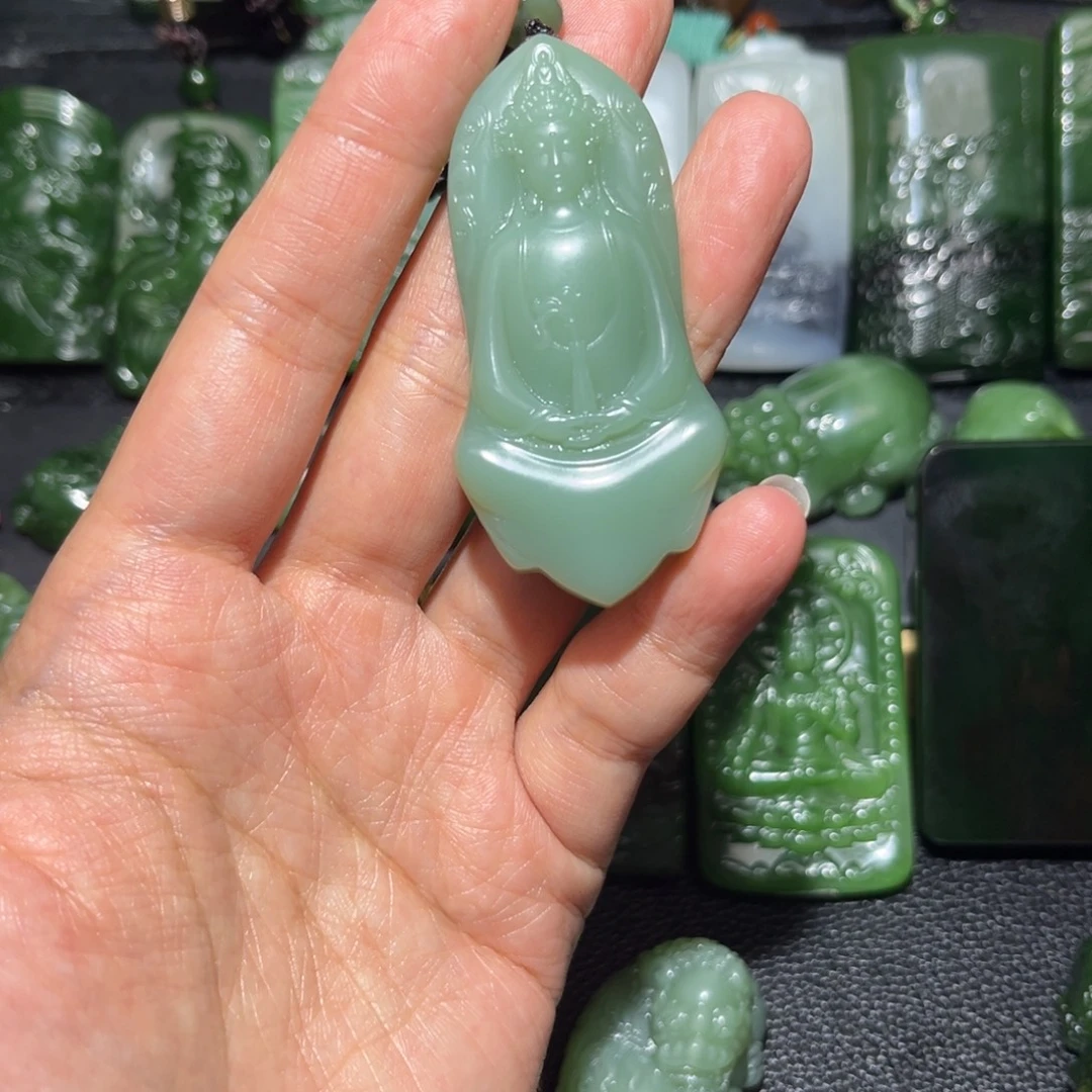 于***长和田玉未镶嵌颈饰