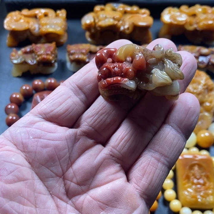 石英质玉（黄龙玉）未镶嵌颈饰