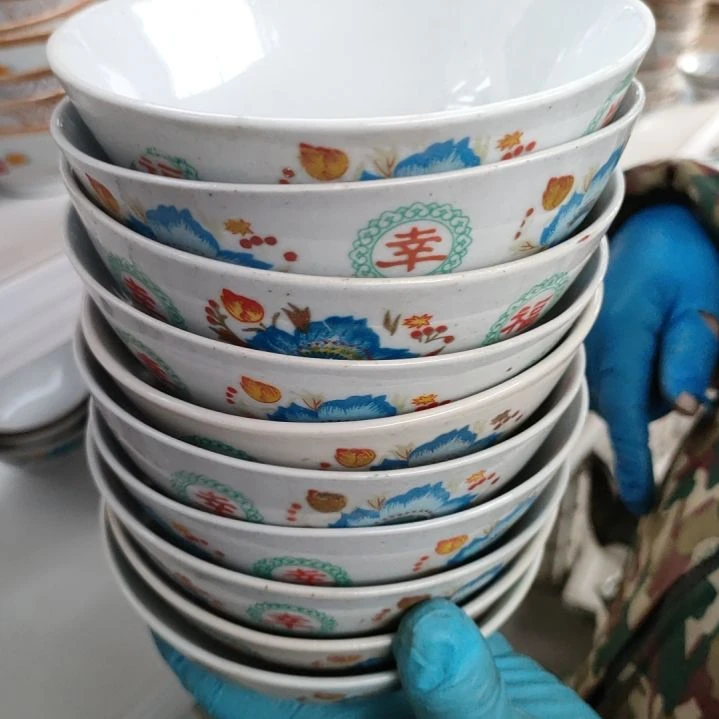 摆件。陶瓷盘子碗啥都有