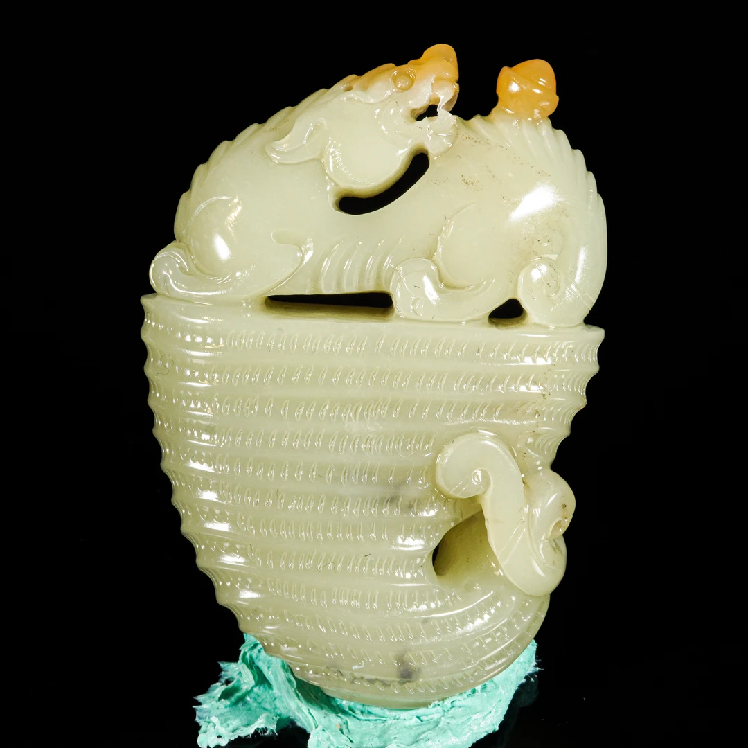 LOT.017和田玉巧雕瑞兽把件/X2561