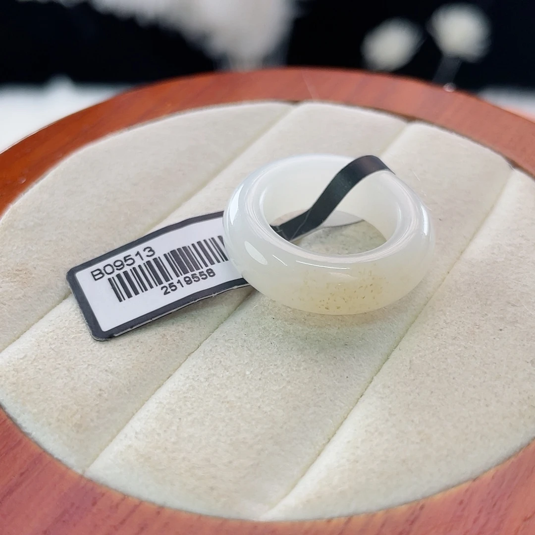 和田玉（子料）未镶嵌戒指l7。俄白圆条。15.2。不退换