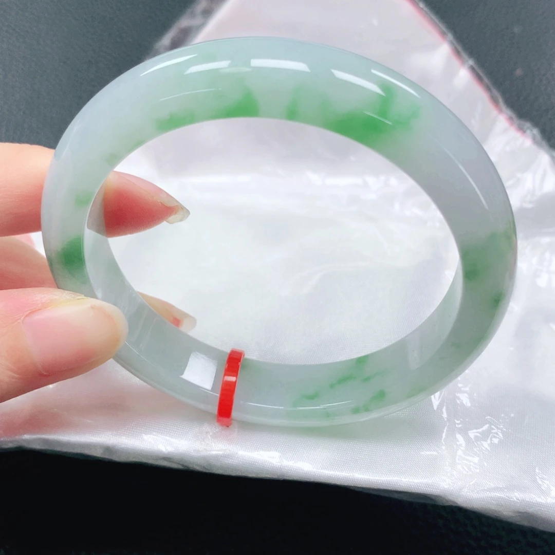 翡翠手镯未镶嵌56圈