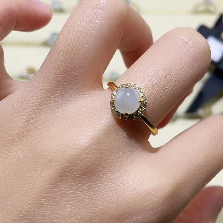 颈饰未镶嵌翡翠戒指