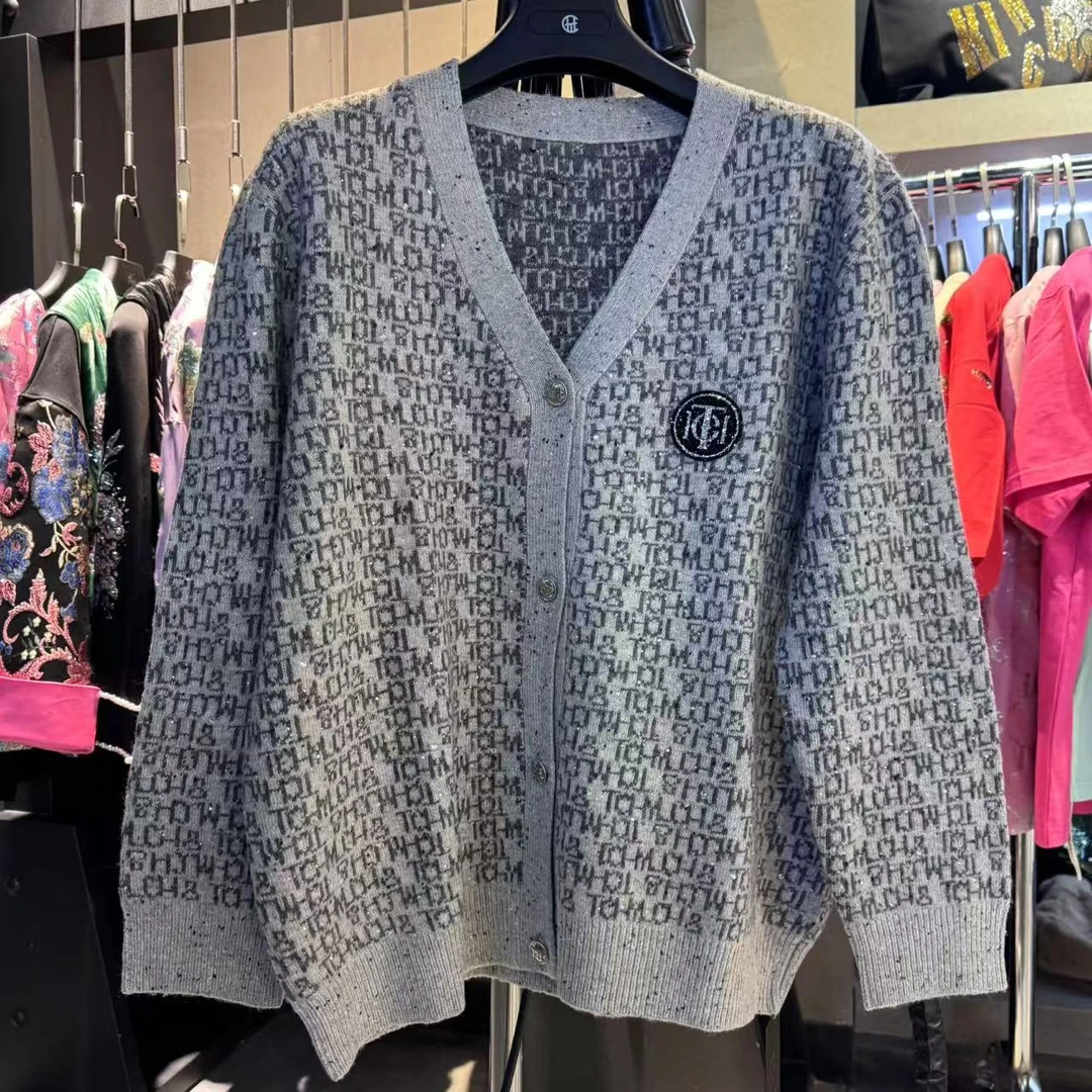 TCH服饰店播-新款烫钻满印时尚休闲针织开衫T72C438026