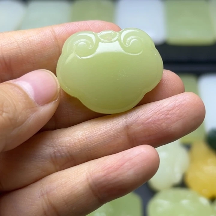 天然新疆老料平安锁吊坠