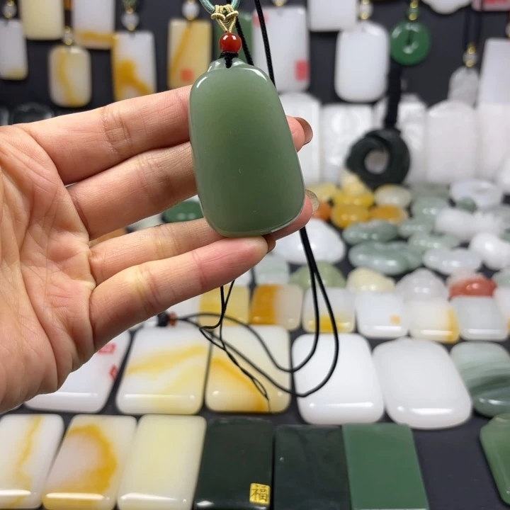 石英质玉（金丝玉）未镶嵌颈饰