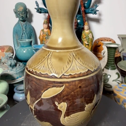 铁*鼠定窑瓷瓶器型美观大方