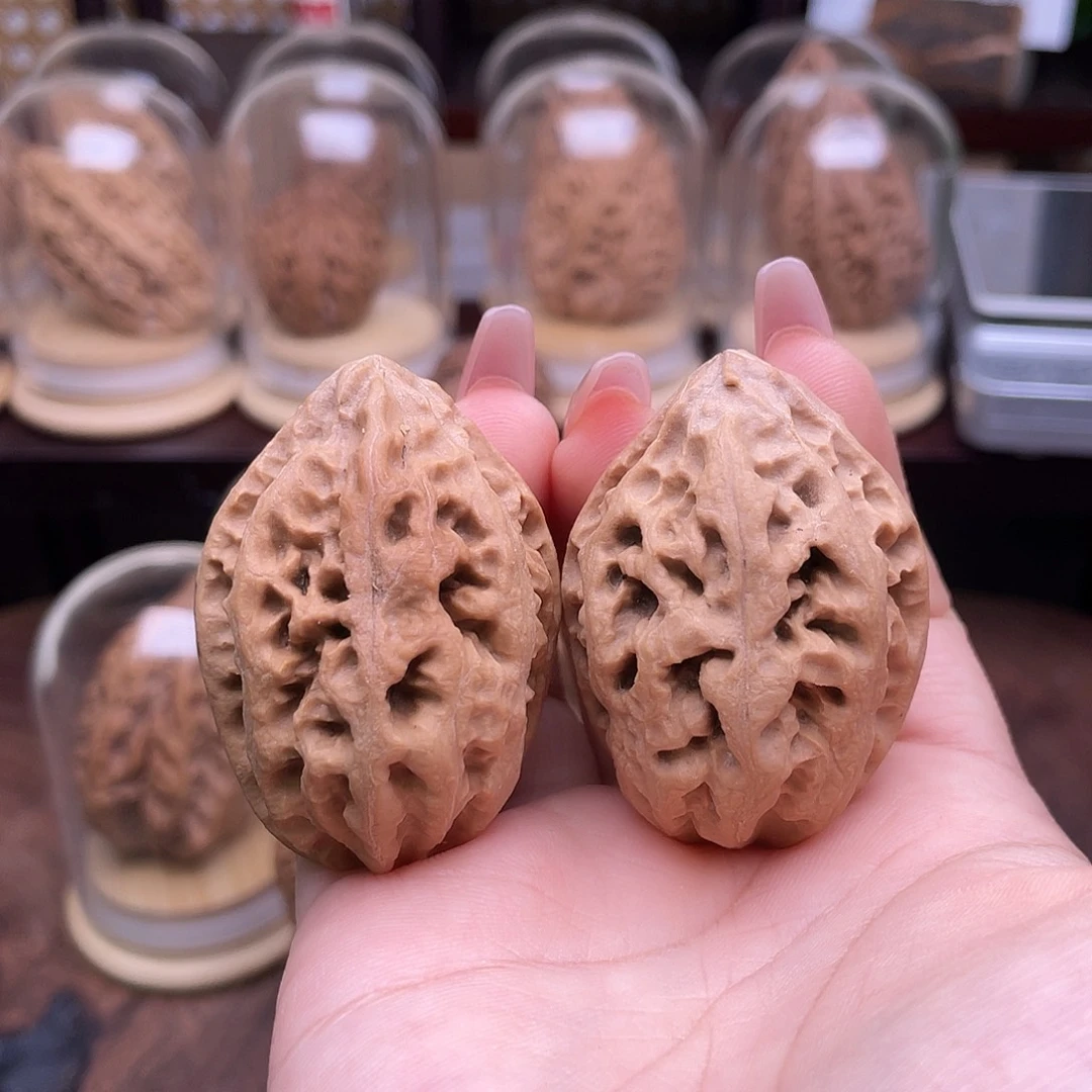 文玩核桃吊坠闷尖珊瑚