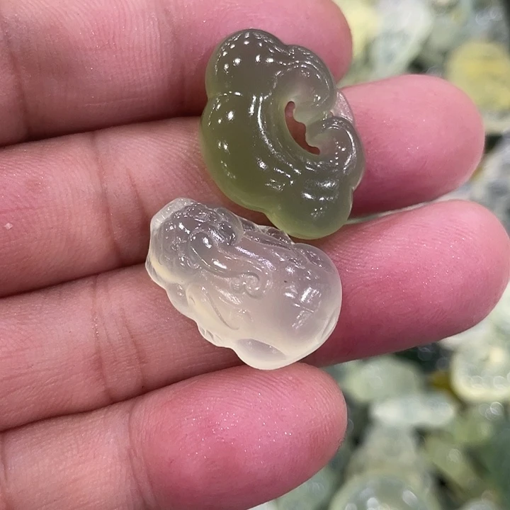 蛇纹石玉未镶嵌颈饰