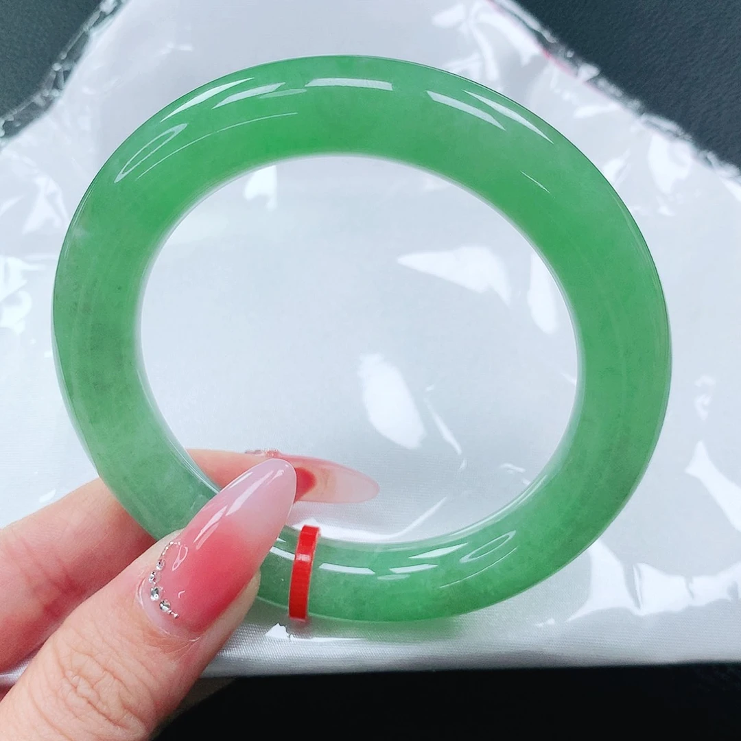 翡翠手镯未镶嵌56圈