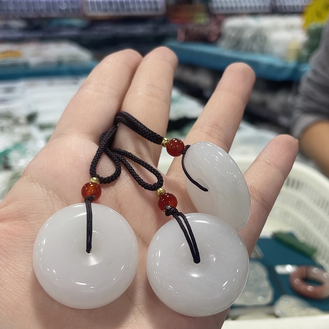 颈饰未镶嵌石英质玉（金丝玉）