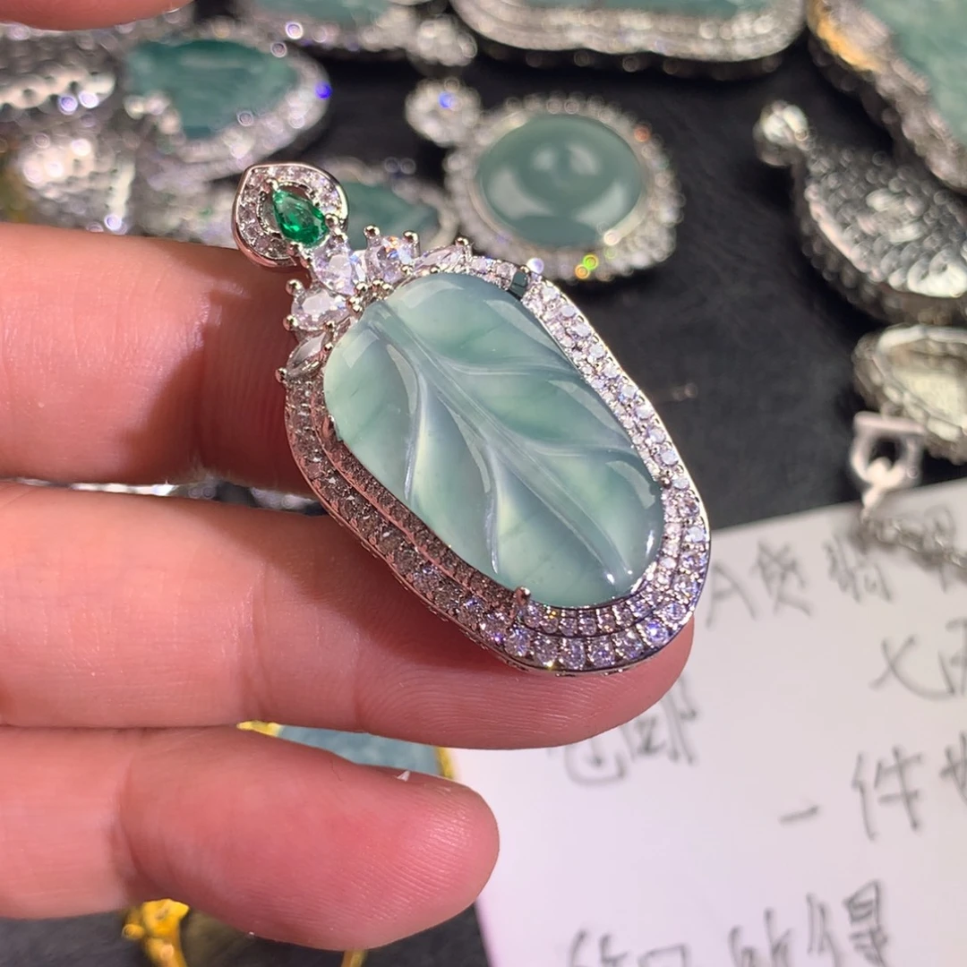 翡翠颈饰未镶嵌叶子