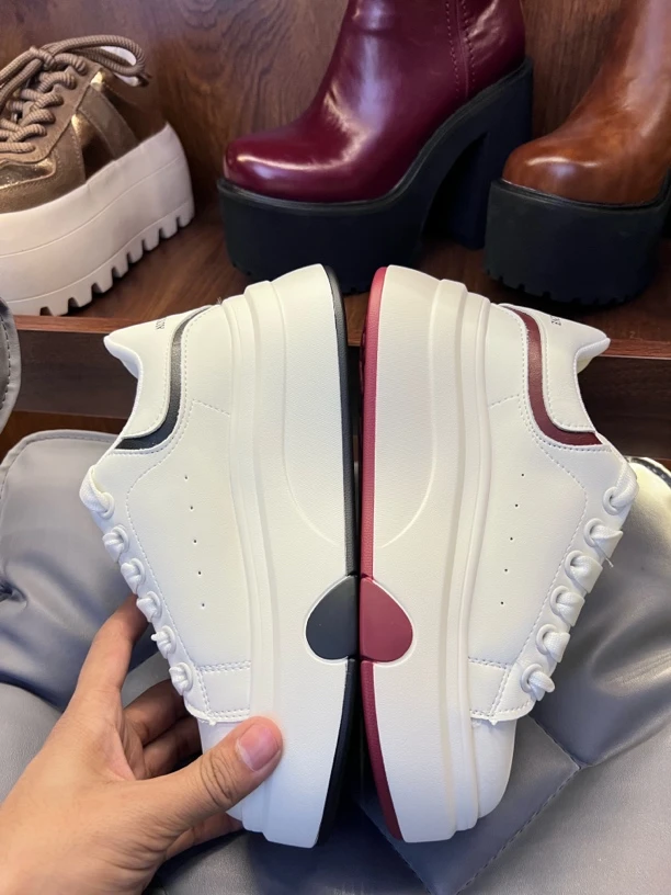 2025年春季新款爱心小白鞋时尚白搭低帮增高