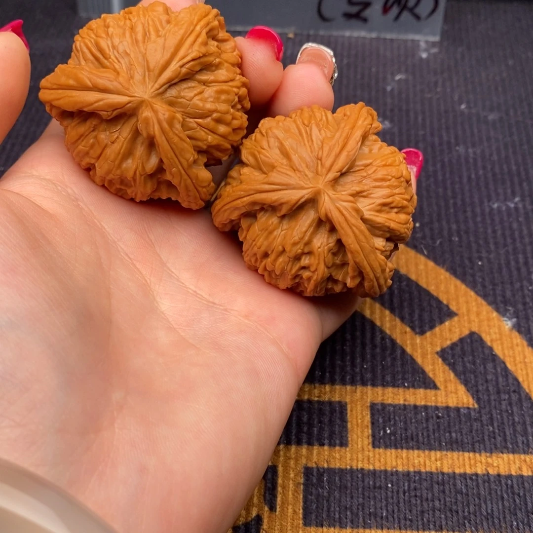 →***←文玩核桃吊坠白狮子