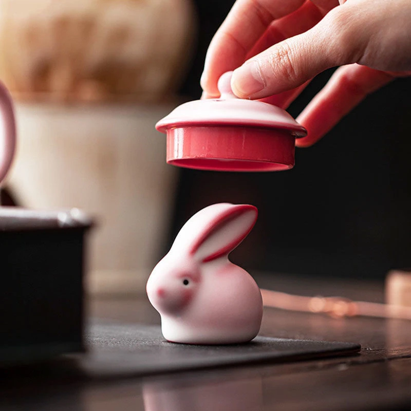 猪油冻粉汝兔可爱茶宠摆件可养盖置陶瓷茶玩家用茶道配件茶桌装饰