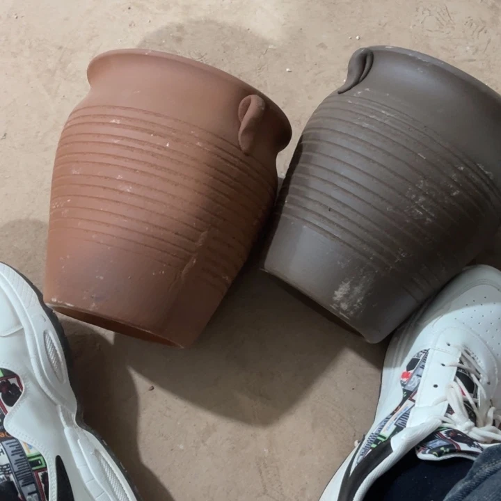 紫砂花盆口径18高度21两只瑕疵