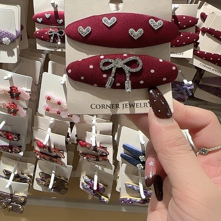 红色缎面爱心蝴蝶结钻掰掰